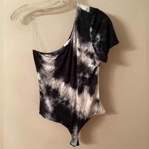 LE LIS SIZE LARGE BLACK AND WHITE TIE DYE ONE SHOULDER SHORT SLEEVE BODYSUIT - Picture 2 of 8